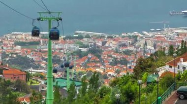 Madeira zaman diliminde teleferikli hava manzaralı. Limanda çatıları olan bir gemiyle okyanusa genel bir bakış. Modern peyzaj. Funchal, Portekiz.