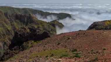 Pico do Arieiro, Madeira ve Portekiz 'in yamaçlarından bulutların üzerinden hava manzarası. Sisin yukarısına bak