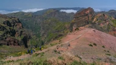 Pico do Arieiro, Madeira ve Portekiz 'in yamaçlarından bulutların üzerinden hava manzarası. Sisin yukarısına bak. Bir patikada yürüyen turistler
