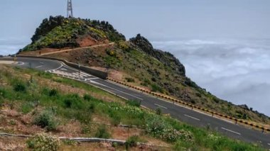 Pico do Arieiro, Madeira ve Portekiz 'in yamaçlarından bulutların üzerinden hava manzarası. Sisin yukarısına bak. Tepedeki anten
