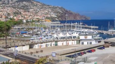 Yatları olan deniz limanı, Funchal, Madeira Adası 'ndan Atlantik Okyanus manzaralı bir gemi, Portekiz zaman dilimi. Limanda çok tekne var.