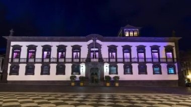 Funchal belediye binasının önü ve meydanı gece vakti bir çeşme ile hiperhızlandırılmış. Madeira, Portekiz. Aydınlatılmış tarihi bina