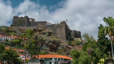 Eski Fortaleza de Sao Tiago şatosu Tepenin tepesinde, gökyüzü mavi bulutlu Funchal, Madeira, Portekiz