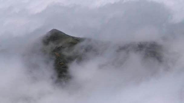 Luftaufnahme Über Den Wolken Von Hängen Und Felsen Des Pico — Stockvideo