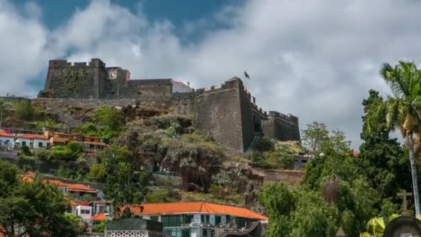 旧城Fortaleza Sao Tiagoポルトガル マデイラ フンシャルの青空と丘の上のタイムラプス — ストック動画