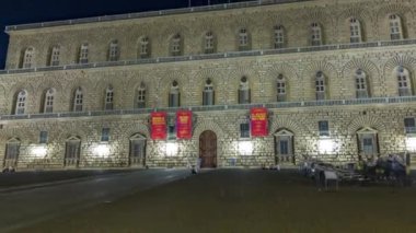 İtalya 'nın Floransa kentindeki Palazzo Pitti Galerisi' nin gece görüşü. Aydınlatılmış cephe ve giriş