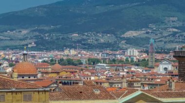 Zaman çizelgesinden Floransa manzarası. Boboli Gardens Giardino di Boboli bakış açısından tarihi binaların hava manzarası üzerine panorama. İtalya. Arka planda eski evlerin ve dağların kırmızı çatıları