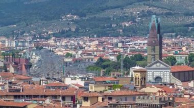 Zaman çizelgesinin üstündeki Floransa manzarası, Boboli Gardens Giardino di Boboli noktasından tren manzaralı tarihi binalar ve tren istasyonu manzaralı panorama. İtalya. Yazın mavi gökyüzü. Havadan üst görünüm