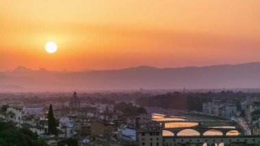 Arno Nehri 'nin ufuk çizgisi zaman çizelgesi. Piazzale Michelangelo 'dan Ponte Vecchio Sunset, Florence, İtalya. Turuncu gökyüzü. İyi akşamlar.