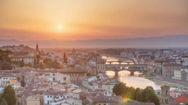 Yukarıdan Arno Nehri 'nin gökyüzü zaman çizelgesi görünüyor. Piazzale Michelangelo 'dan Ponte Vecchio Sunset, Florence, İtalya. Renkli gökyüzü. İyi akşamlar.