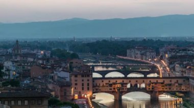 Günbegün Arno Nehri 'nin gökyüzü görüntüsü geçiş zamanı, Piazzale Michelangelo' dan Ponte Vecchio, Floransa, İtalya. Renkli gökyüzü. İyi akşamlar.