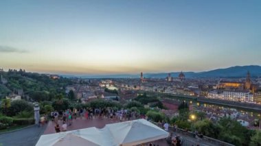 Günbegün Arno Nehri 'nin gökyüzü görüntüsü geçiş zamanı, Piazzale Michelangelo' dan Ponte Vecchio, Floransa, İtalya. Kalabalık bir bakış açısı. Renkli gökyüzü. İyi akşamlar.