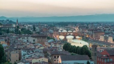 Günbegün Arno Nehri 'nin gökyüzü görüntüsü geçiş zamanı, Piazzale Michelangelo' dan Ponte Vecchio, Floransa, İtalya. Renkli gökyüzü. Akşam sisi aydınlatılmış binaları kapladı