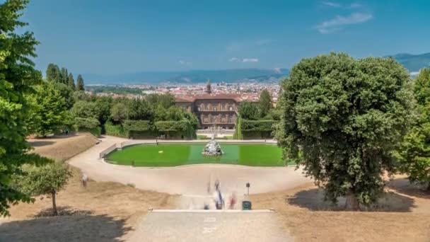 ボボリ庭園公園のタイムラプス ネプチューン噴水 イタリアのフィレンツェにあるパラッツォ ピッティの遠くの空中パノラマビュー 旧市街を背景に — ストック動画