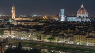 Arnolfo Palazzo Vecchio Kulesi, İtalya 'nın Floransa kenti Piazzale Michelangelo' daki Piazza della Signoria 'daki Basilica di Santa Maria del Fioreon ve gece saatlerinde aydınlandı..