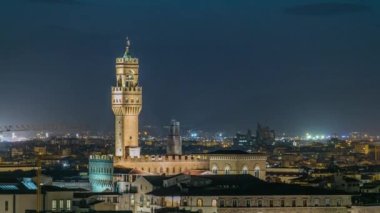 İtalya, Toskana, Floransa 'daki Piazzale Michelangelo' nun alacakaranlık hava manzaralı Piazza della Signoria 'daki Palazzo Vecchio zaman ayarlı ünlü Arnolfo kulesi. Gece aydınlatması