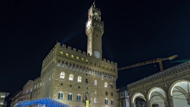意大利托斯卡纳佛罗伦萨黄昏时分 著名的Vecchio Vecchio Palazzo Vecchio的Arnolfo塔从Piazza Della Signoria滑落 历史建筑夜间照明 — 图库视频影像