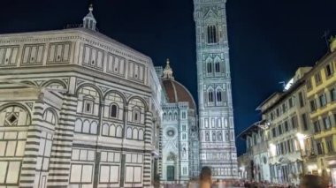 The Basilica di Santa Maria del Fiore ve Baptistery San Giovanni gece hipervanesi. İtalya 'daki Floransa Katedrali Duomo. Akşam aydınlatması. Çan kulesi ve kubbe