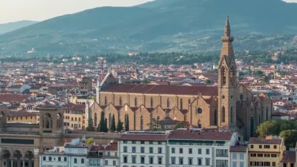 フィレンツェの空中都市景観は ミケランジェロ広場の視点から日没前にイタリアのサンタ クローチェ教会と旧市街にタイムラプスを表示します 山を背景に — ストック動画