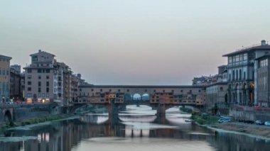Arno Nehri ve Ponte Vecchio Köprüsü. Gün batımından sonra İtalya 'nın Toskana kentindeki Floransa' daki Ponte alle Grazie 'den geçiş zamanı. Akşamları nehire yansıyan yansıma