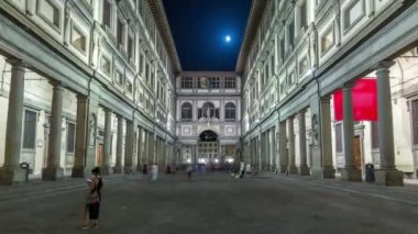 Uffizi Galerisi zaman aşımına uğradı. İtalya 'nın Toskana bölgesindeki Floransa' nın orta kesimindeki Piazza della Signoria 'nın bitişiğindeki seçkin sanat müzesi. Binaların gece aydınlanması