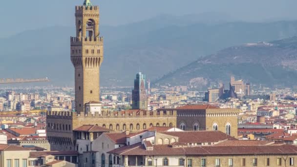 ピアッツァーレ ミケランジェロの視点から見た朝の広場 デッラ シニョーラには ヴェッキオ宮殿の時間が流れています イタリアのフィレンツェ 山を背景に 空中展望 — ストック動画