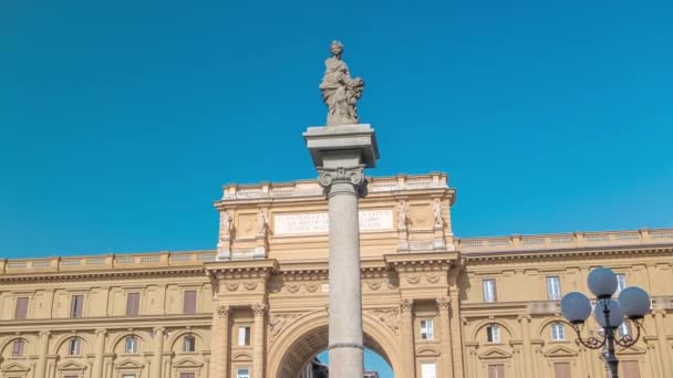 Colna Dell Abbondanza和纪念意大利统一后第一位国王Victor Emmanuel二世的拱门在共和国广场的时间过去了 夏日蓝天 意大利佛罗伦萨 — 图库视频影像