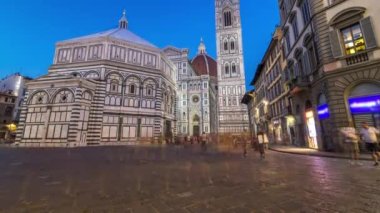 Bazilika di Santa Maria del Fiore ve Baptistery San Giovanni gece gündüz geçiş zamanları. İtalya 'daki Floransa Katedrali Duomo. Akşam aydınlatması. Güneş battıktan sonra çan kulesi ve kubbe