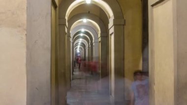 İtalya, Floransa 'da Vasari Koridoru' nun kemerlerinde yürüyen insanlar. Vasari Koridoru, Palazzo Vecchio 'yu Pitti Sarayı' na bağlayan meşhur geçittir..