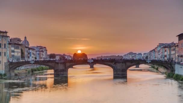 Widok Miasta Góry Rzekę Arno Słynnym Mostem Świętej Trójcy Timelapse — Wideo stockowe
