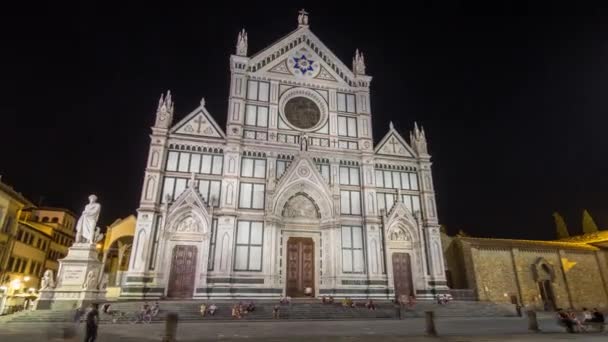 夜にはサンタ クローチェ広場を散策し フィレンツェ市内にある聖十字架大聖堂を見学することができます 教会は有名なイタリア人の埋葬場所です — ストック動画