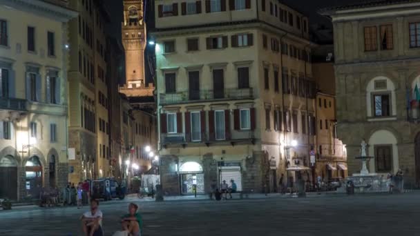 フィレンツェ トスカーナ イタリアでの広場サンタ クローチェの夜のタイムラプスのパノラマビュー 背景にパラッツォVecchioの塔 ライトアップされた歴史的建造物 — ストック動画