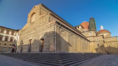 St. Lawrence Bazilikası 'ndan Basilica di San Lorenzo Basilica Florence City' de hızlandırılmış zaman aşımı. Gölge cepheye doğru ilerliyor. Yaz sabahında mavi gökyüzü