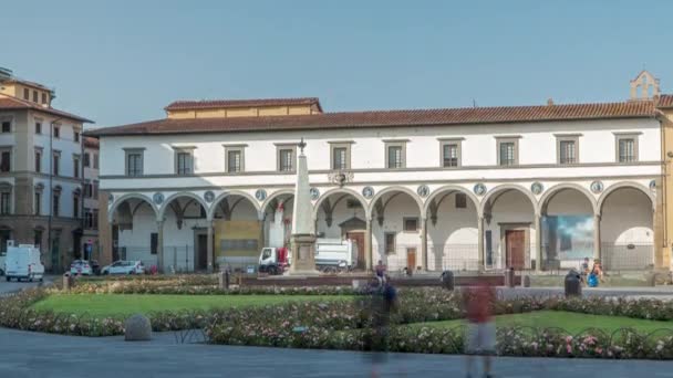 圣玛利亚广场 Public Square Santa Maria Novella 是佛罗伦萨最重要的广场之一 花坛和绿草 人们坐在长椅上 夏日蓝天 — 图库视频影像