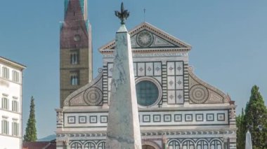 Santa Maria Novella Bazilikası Floransa 'da homonym kare zaman diliminde. Önünde bir anıt var. İnsanlar bankta oturuyor. Yazın mavi gökyüzü