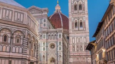 İtalya 'daki Floransa Duomo katedrali olan Santa Maria del Fiore Bazilikası' nın dış cephesi ve kubbesi. Çan kulesinin akşam aydınlanması