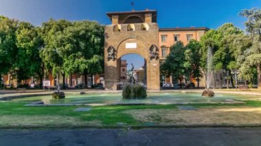 Park alanında Piazza della Liberta 'da çeşme zamanı olan Porta San Gallo. Popüler Avrupa turistik beldesi. Floransa manzaralı. Yazın mavi gökyüzü