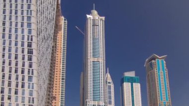 Dubai Marina, Dubai, Birleşik Arap Emirlikleri 'nde limandaki en yüksek gökdelenlerle ve teknelerle dolu. İnşaat halindeki binalar