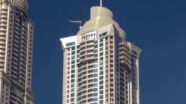 Dubai Marina 'da en yüksek gökdelenlerden oluşan bloklar. Karşılıklı kuleler ve inşa halindeki binalar. Dubai, Birleşik Arap Emirlikleri' nde zaman atlaması.