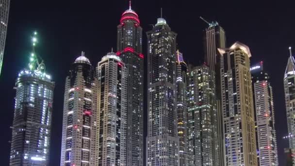 Dubai Marina Blokem Nejvyšších Mrakodrapů Recidivistické Věže Lodě Přístavu Noční — Stock video