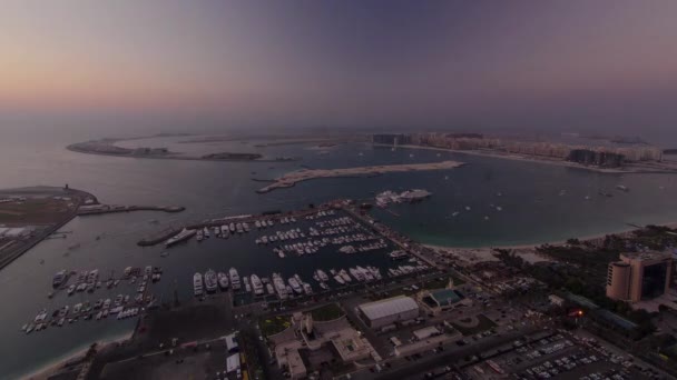 从迪拜航海家的全景从白天到晚 从日落后灯火通明到海岛棕榈树的转瞬即逝 从上方俯瞰 — 图库视频影像