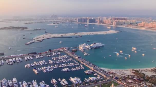 日落时分 从迪拜码头俯瞰全景到棕榈树岛的空中风景 用游艇和小船从上面俯瞰 — 图库视频影像