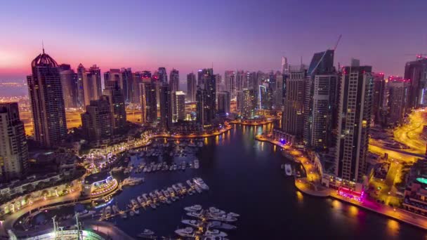 Port Dubaju Łodziami Panoramą Jachtu Nocy Dnia Przejście Panoramiczne Oświetlenie — Wideo stockowe