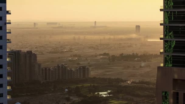 アラブ首長国連邦のドバイマリーナ付近の霧の多い天気の高層ビルからの日の出の間の早朝タイムラプス 砂漠の霞の上からの眺め — ストック動画
