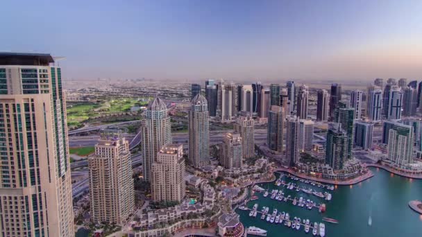 Dubai Marina Яхтами День Ночь Переход Воздушный Временной Промежуток Блестящие — стоковое видео