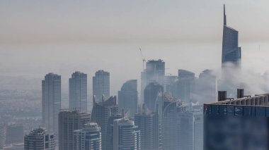 JLT hava sahasındaki gökdelenleri sis kapladı. Akşam Dubai marina kulelerinden en iyi manzara