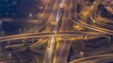 JLT ve Dubai Marina arasındaki kavşak Sheikh Zayed Yolu 'nun kesiştiği gece. Aydınlatılmış yollarda araba trafiği