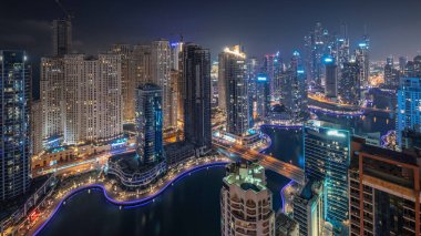Dubai Marina hava sahasının en yüksek bloğundaki çeşitli gökdelenlerin yapay kanallı görüntüsü. Pencereleri ve yatları yanıp sönen bir sürü kule var.