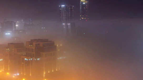 ビルビジネスベイの夜に霧の厚い層で覆われている 運河周辺のライトアップされた高層ビル空中風景 — ストック写真