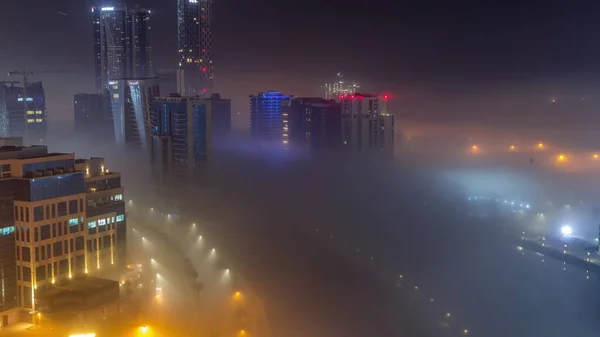 Budynki Pokryte Grubą Warstwą Mgły Nocy Business Bay Podświetlane Drapacze — Zdjęcie stockowe